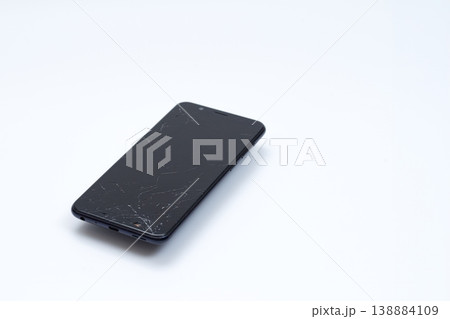 画面の割れたスマートフォン 画面の割れたスマートフォン 138884109