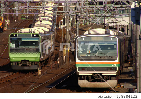 並走する山手線E235系電車・湘南新宿ラインE231系電車 並走する山手線E235系電車・湘南新宿ラインE231系電車 138884122