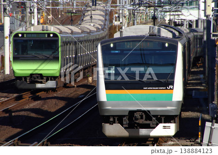 並走する山手線E235系電車・湘南新宿ラインE233系電車 138884123