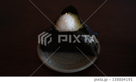 おにぎり 138884191