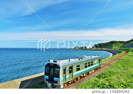 青森県　青空と海の五能線 138884262