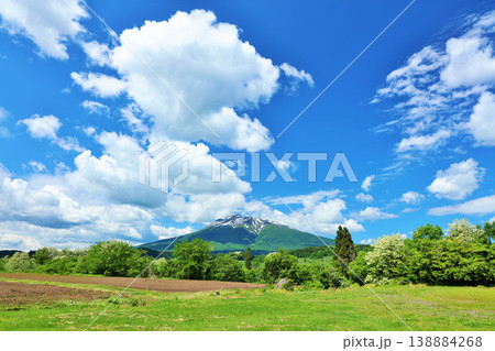 青森県　夏の青空と岩木山 138884268