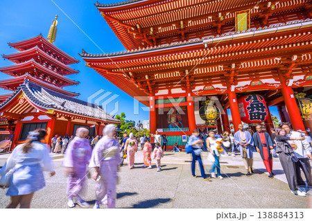 日本の東京都市景観異国のよう…脅威のインバウンドは続く…外国人観光客らで賑わう浅草寺…＝4月12日 138884313