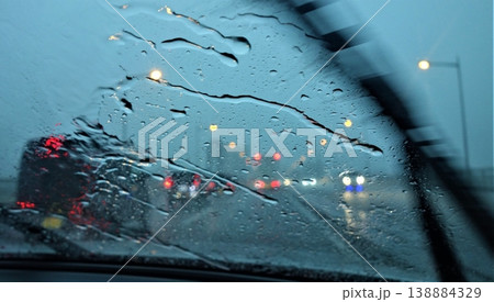 打ち付ける雨、激しく動くワイパー 打ち付ける雨、激しく動くワイパー 138884329