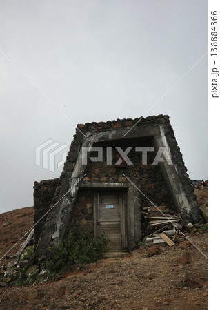 曇りの蔵王山の山小屋 138884366