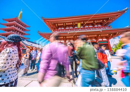 日本の東京都市景観異国のよう…脅威のインバウンドは続く…外国人観光客らで賑わう浅草寺…=4月12日 日本の東京都市景観異国のよう…脅威のインバウンドは続く…外国人観光客らで賑わう浅草寺…=4月12日 138884410