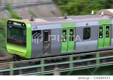 ［JY］山手線E235系電車（流し撮り） 138884415