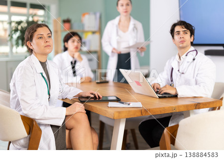 woman doctor gives a speech to students 138884583