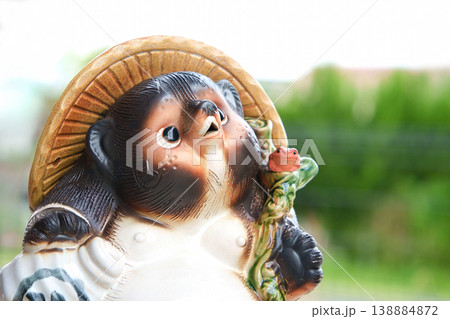 タヌキの置物 138884872