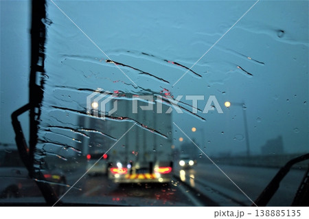 雨の日の車窓、前方にトラック 雨の日の車窓、前方にトラック 138885135