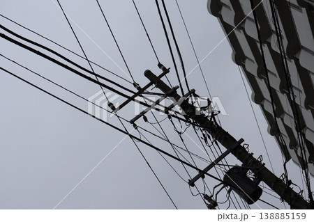 閑静な住宅街の角に立つ電柱と3 138885159