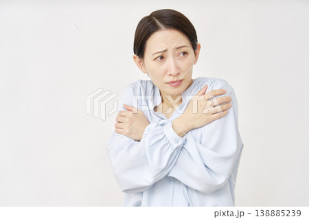 40代の女性　寒気　白背景 138885239