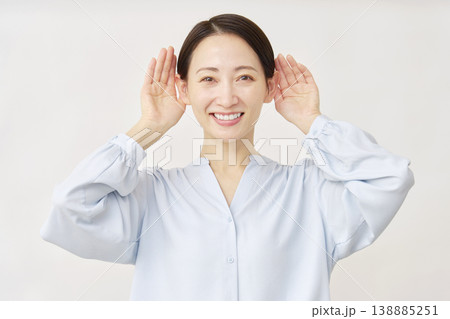 耳を澄ます40代の女性　白背景 138885251