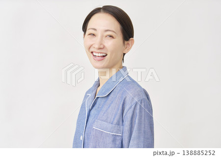 パジャマ姿の女性　笑顔　白背景　カメラ目線 138885252