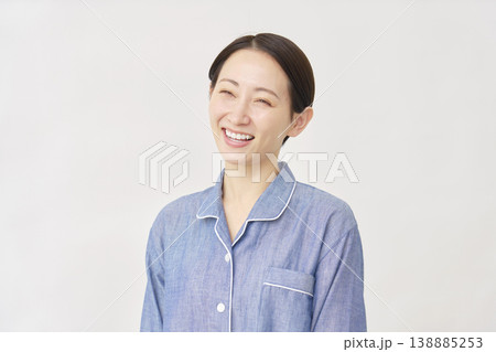 パジャマ姿の女性　笑顔　白背景 138885253