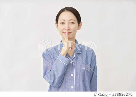 パジャマを着た女性　内緒のジェスチャー　白バック 138885276