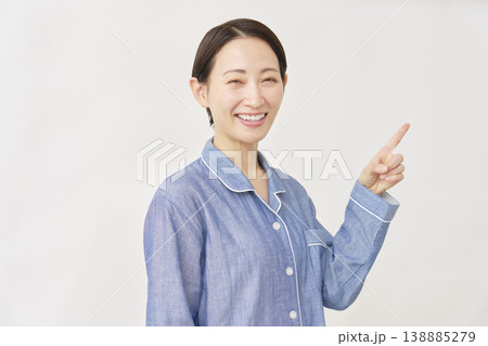 パジャマを着た女性 右を指差す 白バック パジャマを着た女性 右を指差す 白バック 138885279