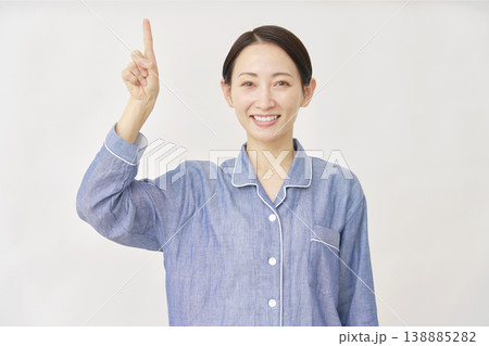 パジャマを着た女性 上を指差す 白バック パジャマを着た女性 上を指差す 白バック 138885282