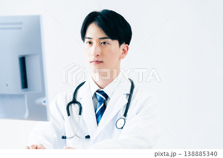 パソコンに向かう若い医師 138885340