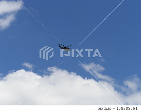 大阪市の上空を飛ぶアメリカ陸軍のUH-60Aブラックホーク 大阪市の上空を飛ぶアメリカ陸軍のUH-60Aブラックホーク 138885361