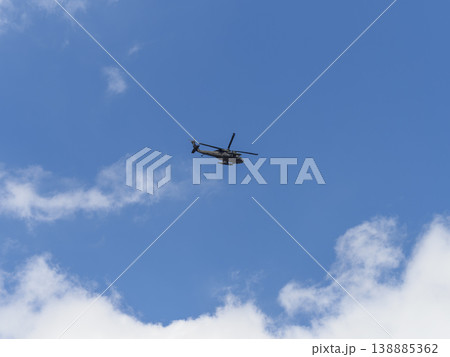 大阪市の上空を飛ぶアメリカ陸軍のUH-60Aブラックホーク 大阪市の上空を飛ぶアメリカ陸軍のUH-60Aブラックホーク 138885362