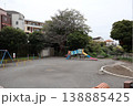 静寂に包まれた薄暗い森のような公園の緑9 138885425