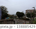 静寂に包まれた薄暗い森のような公園の緑 138885429