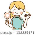 笑顔で丸の札を持つ薬剤師の女性のイラスト 138885471