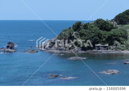 真っ青な空と海と島の廃屋 真っ青な空と海と島の廃屋 138885896