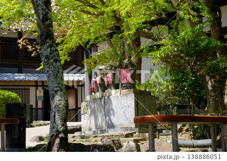 神戸・須磨寺境内のわらべ地蔵 138886051