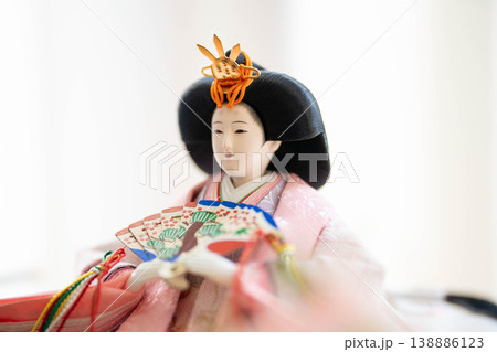 雛人形のお雛様(女雛)/ひな祭り・桃の節句の日本伝統行事 雛人形のお雛様(女雛)/ひな祭り・桃の節句の日本伝統行事 138886123