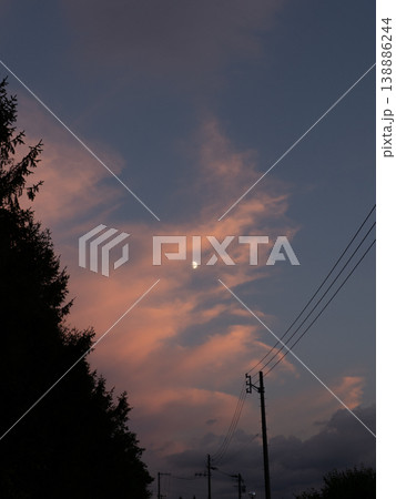 雲の隙間から見える夕日 138886244