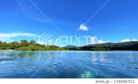 石垣島・川平湾の絶景 青すぎる海と青空 グラスボート 沖縄 石垣島・川平湾の絶景 青すぎる海と青空 グラスボート 沖縄 138886352