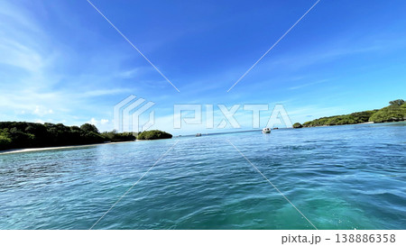 石垣島・川平湾の絶景 青すぎる海と青空 グラスボート 沖縄 石垣島・川平湾の絶景 青すぎる海と青空 グラスボート 沖縄 138886358