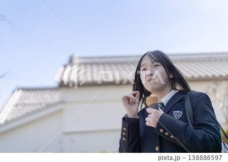 川越観光でソフトクリームを食べる女子高生 小江戸 食べ歩き 修学旅行 学生旅行 川越観光でソフトクリームを食べる女子高生 小江戸 食べ歩き 修学旅行 学生旅行 138886597