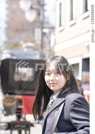 人力車が走る川越の街角で微笑む女子高生 小江戸観光 修学旅行 学生旅行 138886606