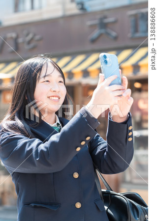 川越観光で自撮りを楽しむ女子高生 小江戸 食べ歩き 修学旅行 学生旅行 138886608