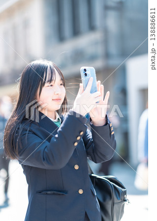 修学旅行でスマホ撮影を楽しむ女子高生 観光地 食べ歩き 学生旅行 修学旅行でスマホ撮影を楽しむ女子高生 観光地 食べ歩き 学生旅行 138886611
