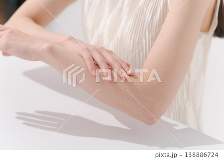 腕のケアをする女性のボディパーツ 腕のケアをする女性のボディパーツ 138886724