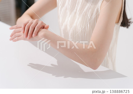 腕のケアをする女性のボディパーツ 138886725