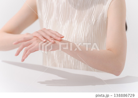 腕のケアをする女性のボディパーツ 腕のケアをする女性のボディパーツ 138886729