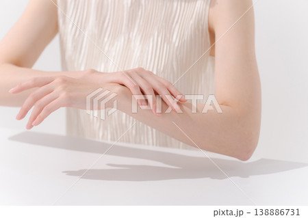 腕のケアをする女性のボディパーツ 138886731