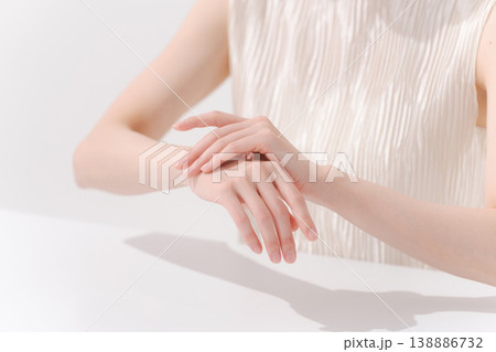 腕のケアをする女性のボディパーツ 138886732