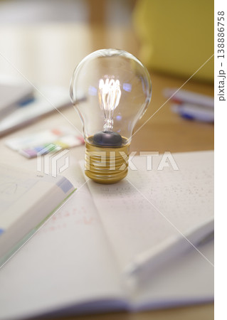 勉強道具とひらめきの電球 勉強道具とひらめきの電球 138886758