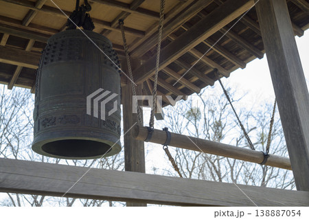 お寺の鐘 138887054