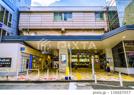 日本の横浜都市景観　東急電鉄　綱島駅などを望む。…自転車・バイクをおりてお通りください＝2日 138887057