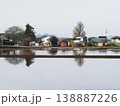 水を張った水田のある風景（広域農道の通る春の香長平野） 138887226