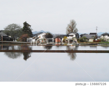 水を張った水田のある風景（広域農道の通る春の香長平野） 138887226