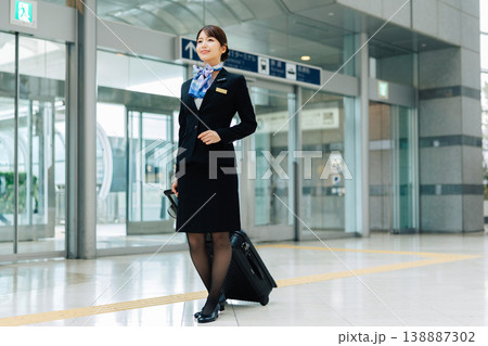 空港を歩く女性CA　「撮影協力：関西国際空港（KIX）」 138887302