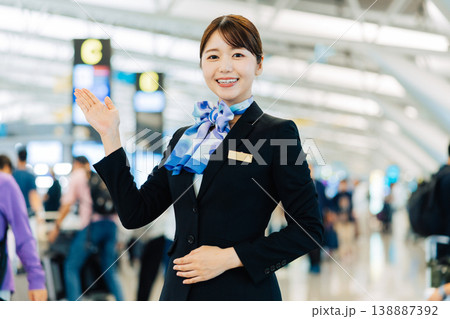 案内をする空港の女性グランドスタッフ 「撮影協力:関西国際空港(KIX)」 案内をする空港の女性グランドスタッフ 「撮影協力:関西国際空港(KIX)」 138887392